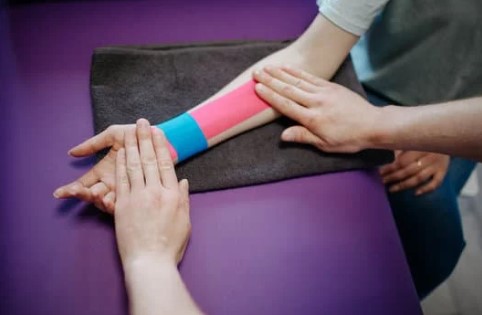 Pose De Bandes De Taping Kinesio A Dardilly Chez Metmassages 1
